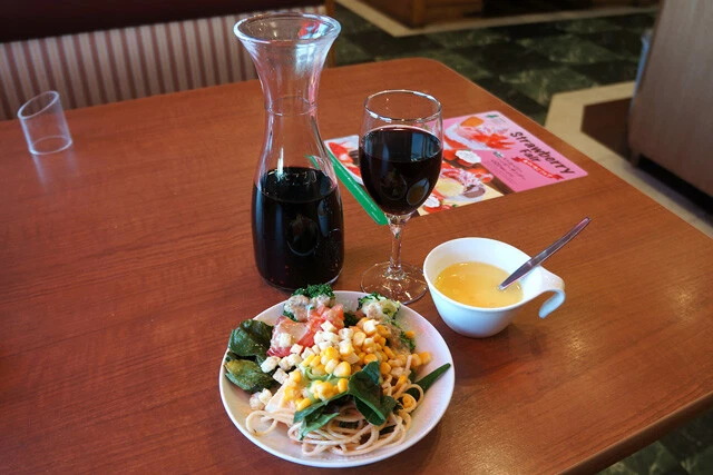 サラダとコーンスープをつまみにワインを