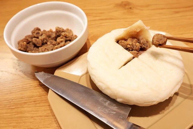 肉まんの裏側から謎肉を突っ込む！