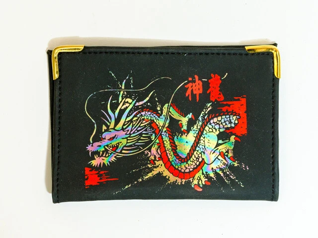 謎の「神龍」という表記のドラゴンがよく使われていました。『ドラゴンボール』のシェンロンかと思いきや、どう見ても無関係といういかついデザイン。類似品に「翔龍」もアリ。安っぽい合皮にプリントしただけで、派手さと低価格だけが魅力の商品でした