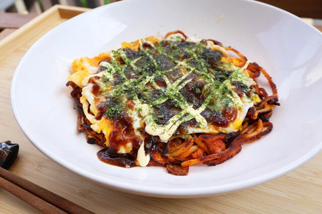 【パンチョナポリタンのお好み焼き】テイクアウトしたパンチョのナポリタンをお好み焼き化! 食べ応え抜群なジャンク飯が爆誕!!<野島慎一郎のバカレシピ>