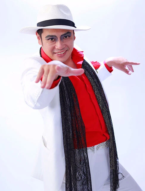 ぶるぼん。1981年生まれ、山口県山口市出身。山口市在住のお笑い芸人。現在『熱血テレビ』（月～金曜4時50分～、山口放送）の木曜日にレギュラー出演中。公式Xは【@9Damare】