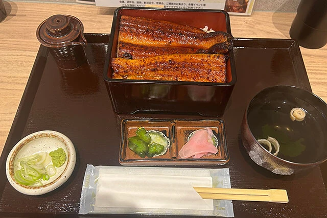 【鰻の成瀬（なるせ）】「安さとうまさに全振りした新星」うな重は1600円から。うなぎは厚く、しっかりとした焼き目と相まって、関東風ならではのふっくらとした食感が楽しめる。ただし、訪ねた店舗はカウンター席のみで、長居はしづらかった。回転率重視の店内設計だ（注文したメニュー　うな重 竹...2200円）