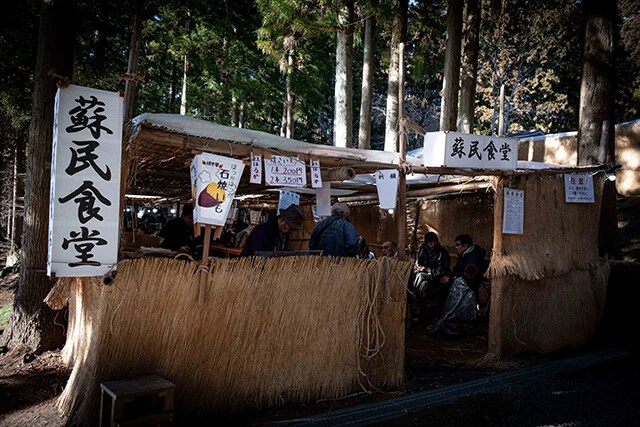 お祭り開催中に仮設小屋に開かれる「蘇民食堂」では、焼きいもや、うどんやおでん、どぶろく(お酒)などが売られていた