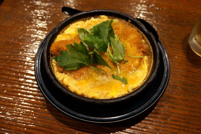 【チキンカツ玉子とじ】思いがけず本気の食事になってしまった、老舗酒場の絶品チキンカツ玉子とじ:パリッコ『今週のハマりメシ』第151回