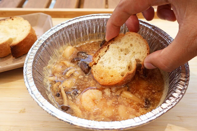 (5)バゲット! アヒージョといえば具材を食べ終えた後のスープにバゲットを浸して食べるのが至福。冷凍豚ラーメンのアヒージョ風でも胃袋に余裕があったらぜひ試してみるべし!