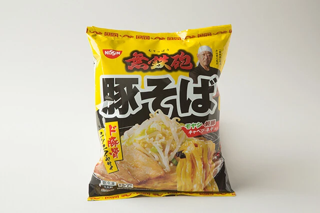 京都にある濃厚豚骨ラーメンの有名店の二郎系アレンジ商品。キャベツやモヤシも入っている