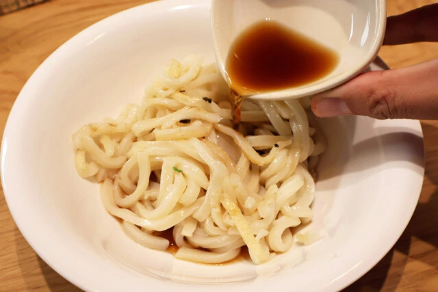 (4)仕上げ! うどんを食器に盛りつけ、燻製しためんつゆをぶっかけて、燻製した具を添えれば完成。よくかき混ぜてから食べよう。口にしつこいほど残る燻香がヤミツキになるウマさ!