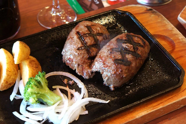 「粗挽きビーフ100%大俵ハンバーグステーキ」