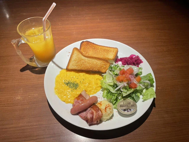 【びっくりドンキー】ドンキースペシャルブレックファスト（スクランブルエッグ、ドリンク）●880円～　サラダ、ソーセージやベーコン、トーストに、スクランブルエッグか目玉焼きが選べる。ドリンクもしくはみそ汁付き