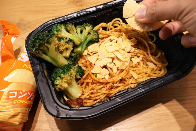 (4)ポテチ! お好みで砕いたポテチを少量振りかけるとザクザク食感が絶妙なアクセントに。オススメはチップスターのコンソメ味。でもガーリック系かコンソメ系の味ならだいたい合う!