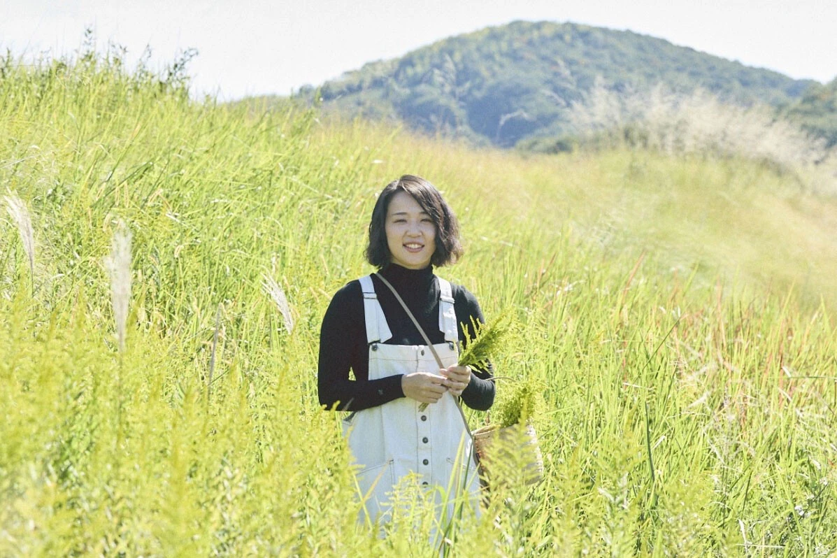 Podcastの人気番組から生まれた「雑草食」本。緑が増える季節、散歩がもっと楽しくなる！