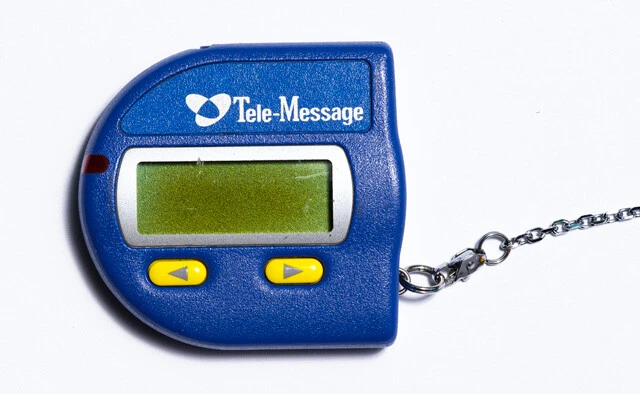 モーラ。この時期、ポケベルの契約数もピークを迎えるが、低価格でポケベル機能まで搭載したPHSや携帯電話へ人気が移行する