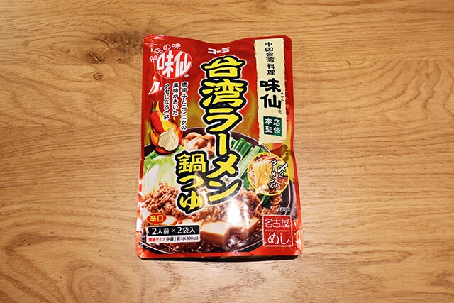 味仙 台湾ラーメン鍋つゆ(濃縮タイプ) コーミ/実勢価格360円前後 唐辛子とニンニクの強刺激の中にどっしりとしたうまみ。普通の具材を入れてもいいが、豚ひき肉とニラで台湾ラーメンに寄せるべし!