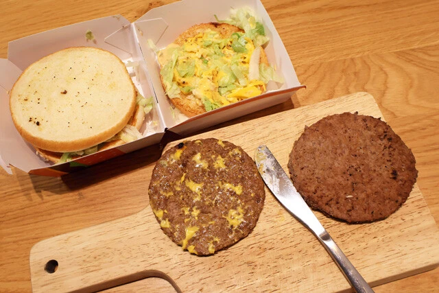 (1)分解! ビッグマックを解体してビーフパティ2枚を取り出す。その際にソースはバンズに極力残した状態にしよう。バターナイフなどを使ってパティに付着したソースを取り除くとよい