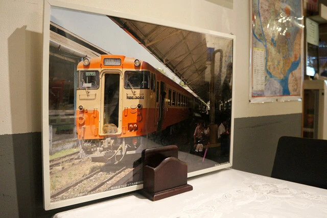 テーブルには、ヤンゴン中央駅で現役利用されているというJR車両の写真が