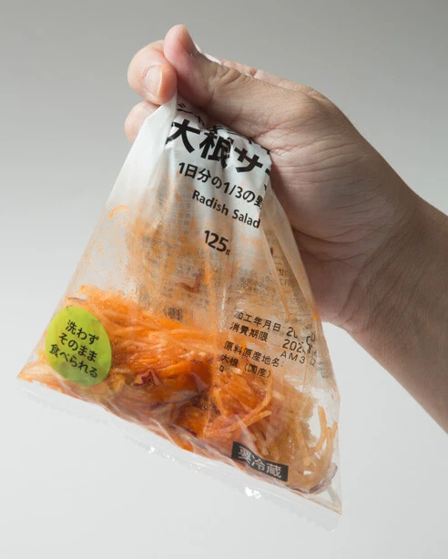 袋にソースをそのまま入れてシェイクする