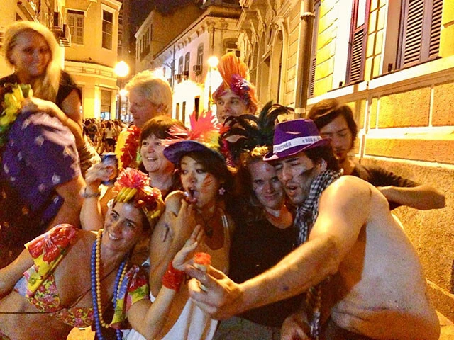 宿スタッフと宿泊客が一丸となって夜遊び