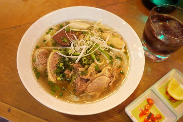 【アヒルのブン】フォーに次ぐ人気の麺料理「ブン」をつまみに、昼下がりのベトナム飲み:パリッコ『今週のハマりメシ』第163回