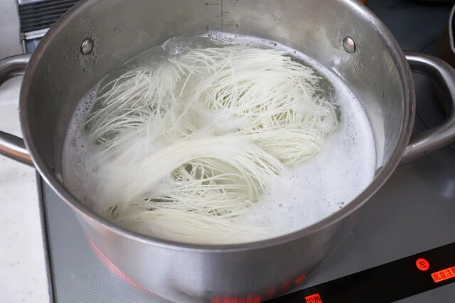 (3)ゆでる! (1)と(2)の準備ができたらそうめんをゆで、ざるに上げて流水で冷やそう。ゆでている間に新生姜の細切りを準備したり、(2)を細かくほぐしたり、盛りつけの準備も進めておくこと