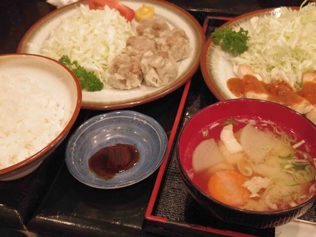 東京・世田谷の家庭的な人気とんかつ屋「とんとん」。シュウマイは小ぶりで優しい味だ