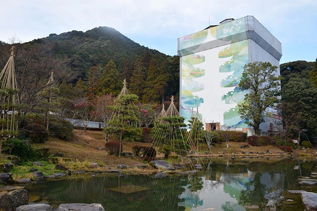 現在、瑠璃光寺五重塔は約70年ぶりに檜皮(ひわだ)葺き屋根の全面葺き替え工事中。2023年2月から工事が始まり、26年3月くらいまで続く予定