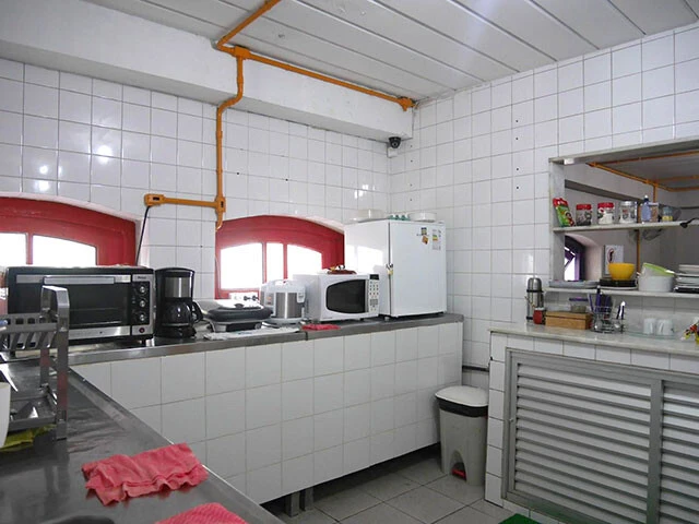 宿の共有キッチンでは旅人たちが自炊