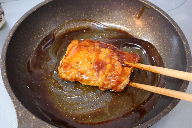 (2)チキン! てりやきソースができたらコンビニチキンを投入し、両面にソースをどっぷりと絡めよう。チキンはファミマの香ばしチキンを使用しているが、セブンの揚げ鶏でも問題ない