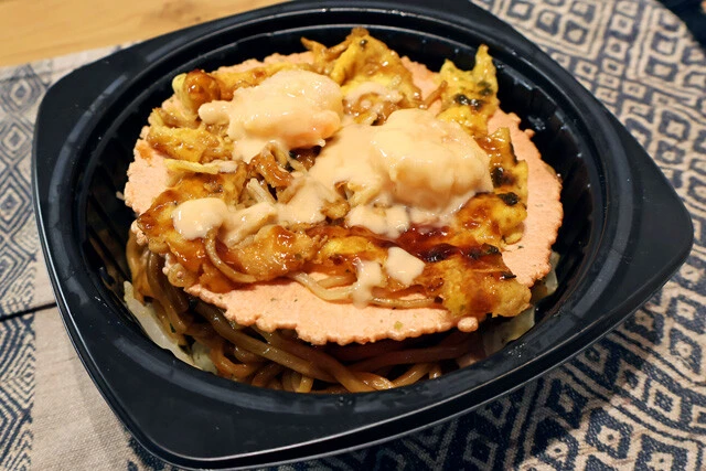 【広島お好み焼きエビMAX】セブンの広島お好み焼きの麺をファミマの海老そばにチェンジ！　エビのうまみ爆発なコラボフード＜野島慎一郎のバカレシピ＞