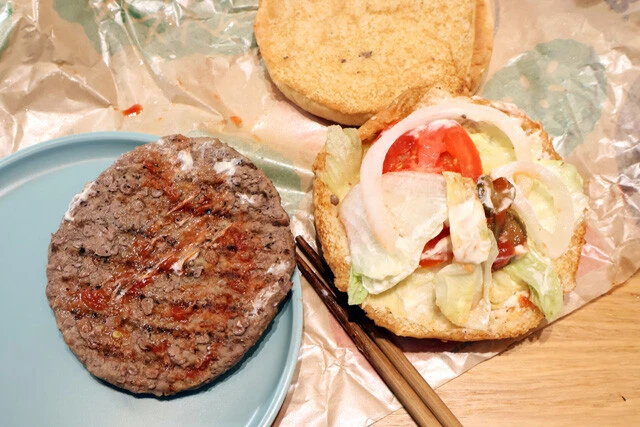 （１）開く！　ワッパーを開いてビーフパティを取り出す。残ったレタス、トマト、オニオンなどはサラダ感覚で先に食べてしまおう。もちろんあらかじめ抜きでオーダーしてもよい