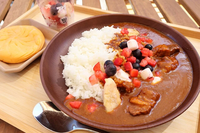 【セブンスムージーのトロピカルカレー】セブンに新登場したスムージーをまさかのカレーに使用！　華やかなフルーツとスパイスが絶品です！＜野島慎一郎のバカレシピ＞