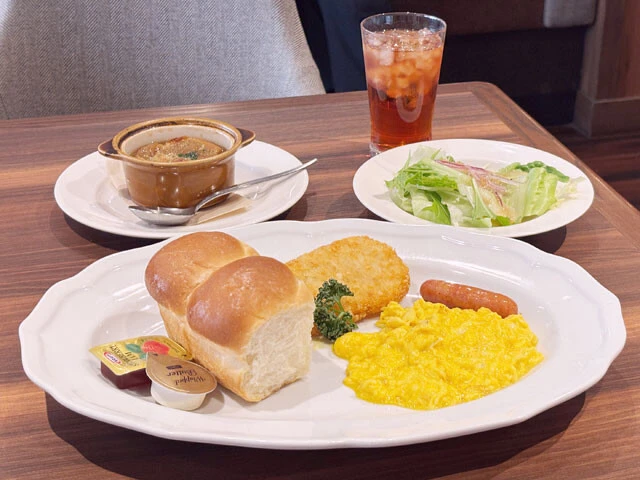【ロイヤルホスト】ロイヤルホストモーニング（モーニング英国風パン）●1155円　スクランブルエッグ、オニオングラタンスープ、サラダ、パン、ベーコン、ソーセージ、ポテトと超豪華。パンはトーストもしくはモーニング英国風パンから選べる