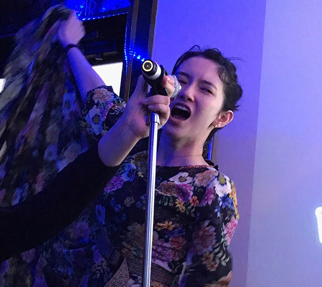 マイクをバナナに...？　市川紗椰が語る「口パク」に反抗した世界のミュージシャンたち