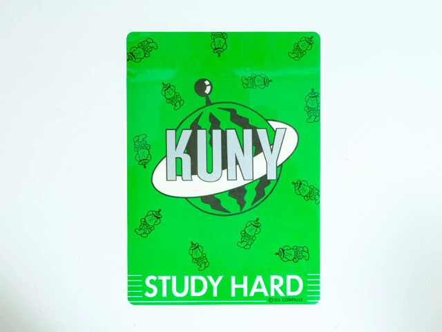 「KUNY」の下敷きのイラストはスイカ星人。どちらもやまかつCDと同じくスイカモチーフのデザインを採用