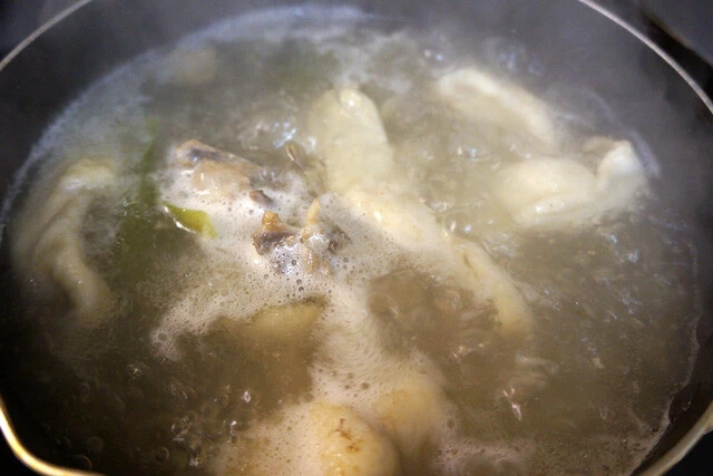 鶏ガラと鶏皮を煮だして