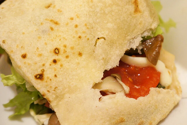 食べていたら破れてしまった生地から見える、たっぷりの具