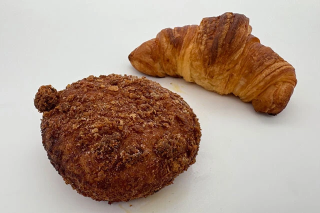 （左）カレーパン 313円、（右）クロワッサン 334円／ブーランジュリー パリゴ　大阪市天王寺区上本町9-3-4　Tel06-6774-5087