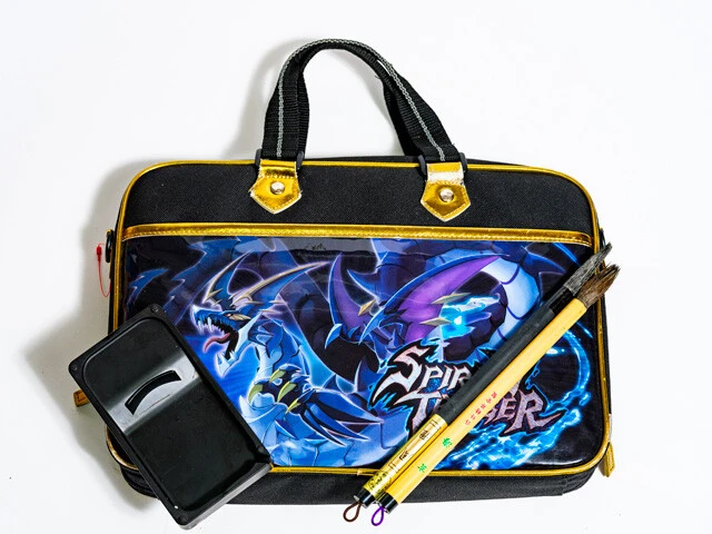 ドラゴンの習字バッグ2種。上は有名な「スパイラルドラゴン」シリーズ