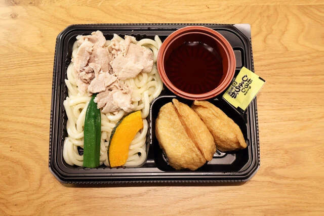 冷し豚しゃぶと夏野菜のうどん＆いなり ローソン：745円　いなりずしなどとセットにした「うどん弁当」も各社から販売されている。こちらは肉の多さで一歩リード。夏野菜は見た目も鮮やか