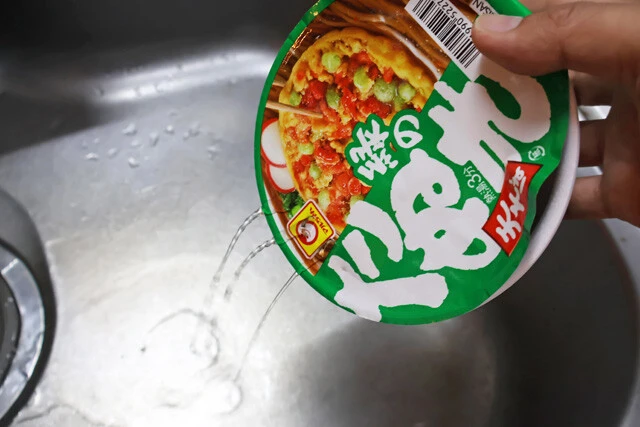 (3)冷やす! 緑のたぬきのフタに穴を開け、小えび天ぷらを抜いて麺だけの状態で熱湯を注ぐ。3分後、穴を使って湯切りし、流水を入れて捨てるのを何度か繰り返して麺を冷やそう