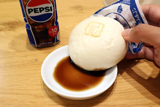 コーラディップあんまん　肉まんに酢醤油をつけて食べる感覚で、あんまんをペプシコーラ原液にディップして食べるのもアリ。爽快感アップで意外とウマい！
