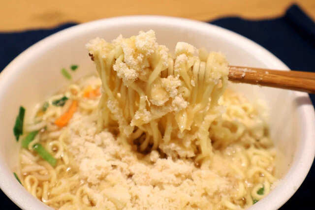 (5)食べる! 食べる際には全体をよくかき混ぜ、粉末スープをしっかり溶かしてから食べてもいいが、粉末っぽさを残しながら食べるのもアリ。これがバカレシピ流の萌え萌やしソバだ!