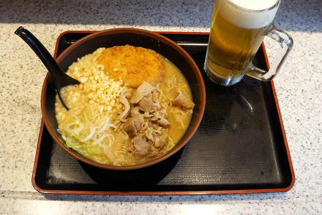 「コロッケを溶かして濃厚にする肉味噌ラーメン」&「生ビール」