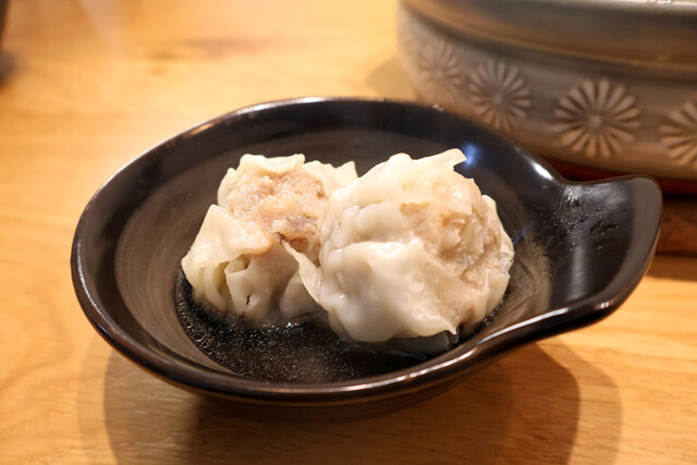 粗びき肉とふわっとした皮がだしをよく吸い、圧倒的な一体感が出る。レンチン後に入れても、そのまま煮込んでもOK！