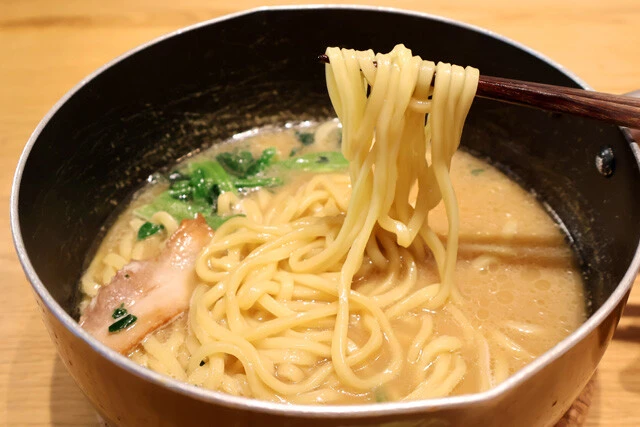 (2)食べる! ラーメンの調理が終わったら麺だけを食べ、スープと具材はなるべく残すようにする。丼に移して食べたいところだが、鍋のまま食べるとそのまま再加熱できて便利だ