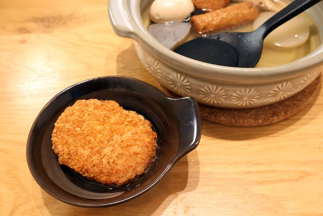 コロッケそばがあるんだから、コロッケおでんだってアリ！　崩れやすいのが気になる人は、だしをかけて食べるのがオススメだ