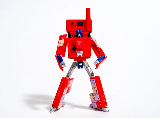 タカラトミーとのコラボ。コンボイに変形する。クラファン版にはスマホの着信を知らせる機能がある