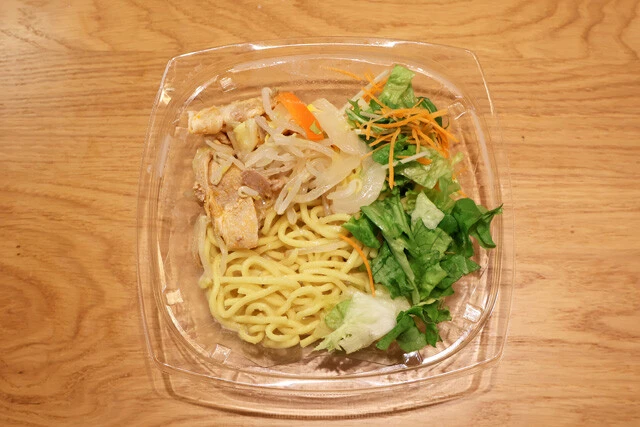 リンガーハット監修 豚しゃぶの冷しちゃんぽん ミニストップ:537円 塩豚骨系のスープはあっさりテイストながらウマみたっぷり。レタス多めでラーメンサラダに寄せたのは名采配。罪悪感薄めなウマさ!