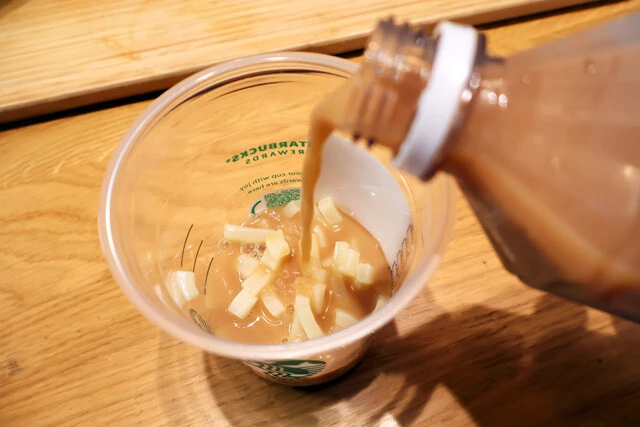 (3)紅茶! (2)をスタバの空き容器に半分ほど移し、午後の紅茶 ミルクティーと氷を適量入れれば出来上がり。うどんの塩気がミルクティーの甘みを程よく引き立て飲みやすいおいしさに!