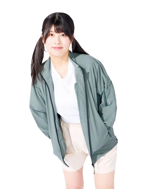 エックスシェルター暑熱 ジャケット　2900円　フロント部分のファスナーには、紫外線に当たると色が変化する引き手がある。胸部分にあるポケットにスマホが入れられたり、左腕部分にペン差しがついていて使いやすい