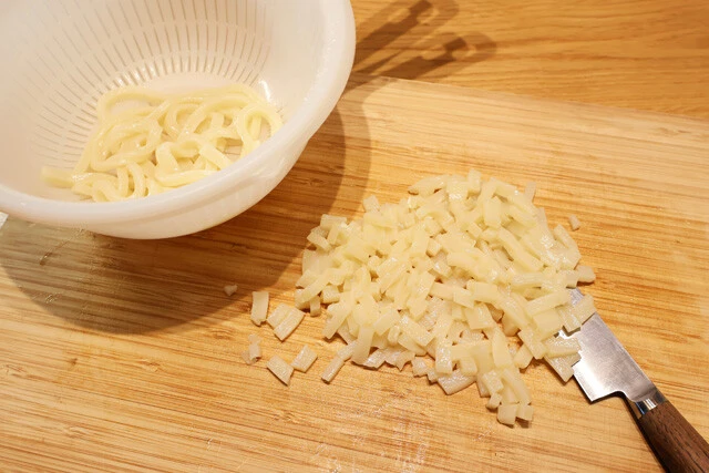 (2)切る! うどんを流水で冷やしたら水気をよく切り、タピオカの粒くらいのサイズにカットする。大きすぎるとストローで吸いにくいので、ストローの穴のサイズを意識して切ること